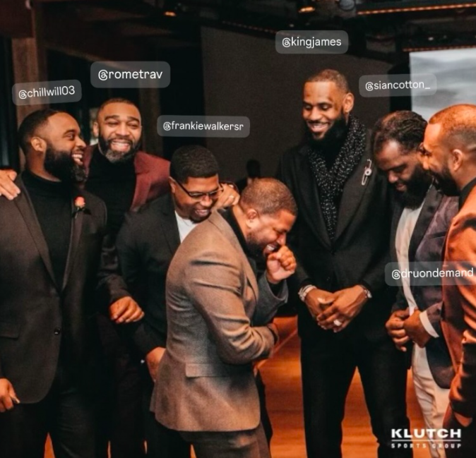 骑士副总经理晒与詹姆斯等好友合影，詹姆斯转发：爱我的兄弟们